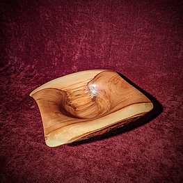 Vide poche tourné dans du bois de cognassier. Diamètre 18cm. Origine du bois: Soulan (Ariège). Prix: 28€